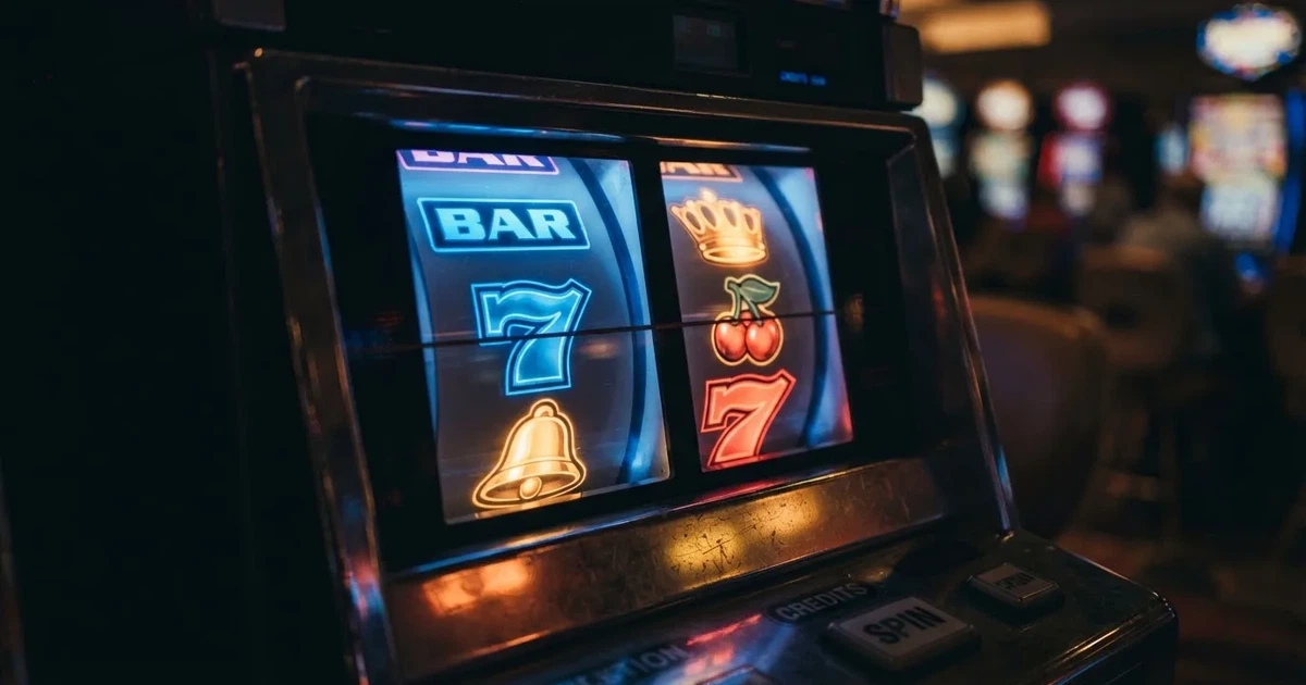 Rolos luminosos de uma slot machine numa sala escura, em grande plano — 10 euro casino em portugal