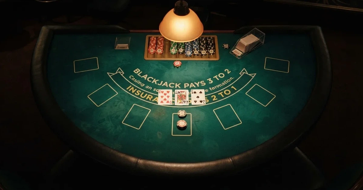 Mesa de jogo iluminada com cartas, vista de cima — blackjack ao vivo em portugal