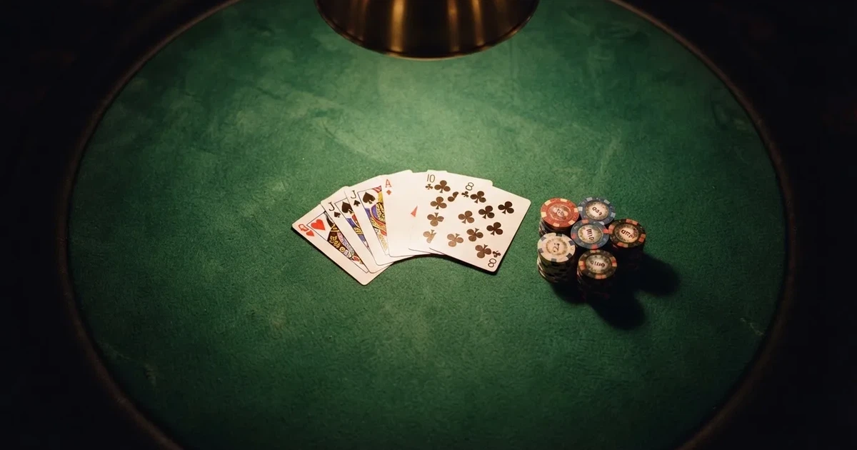 Mesa de jogo iluminada com cartas, vista de cima — jogos de casino grátis pt