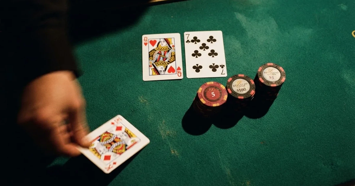 Mesa de jogo iluminada com cartas, vista de cima — tabelas de blackjack em portugal